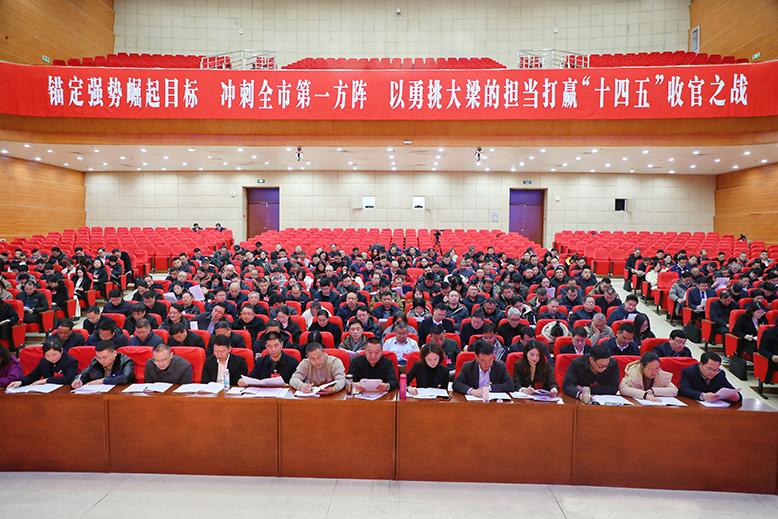 政協(xié)委員認(rèn)真聆聽大會(huì)報(bào)告