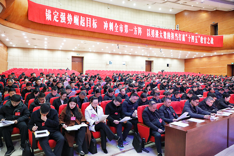 政協(xié)委員認(rèn)真聆聽縣委書記吳啟標(biāo)講話
