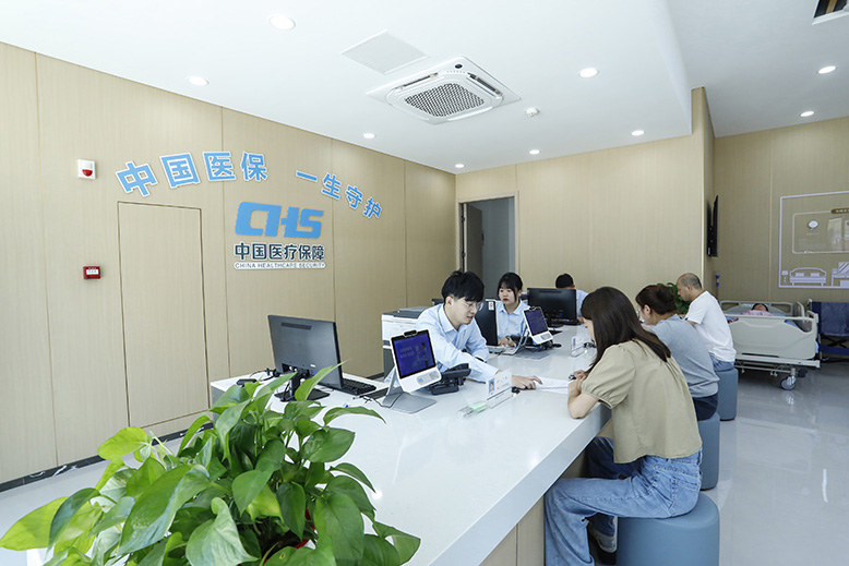 長期護理保險服務(wù)大廳工作人員向群眾介紹業(yè)務(wù)