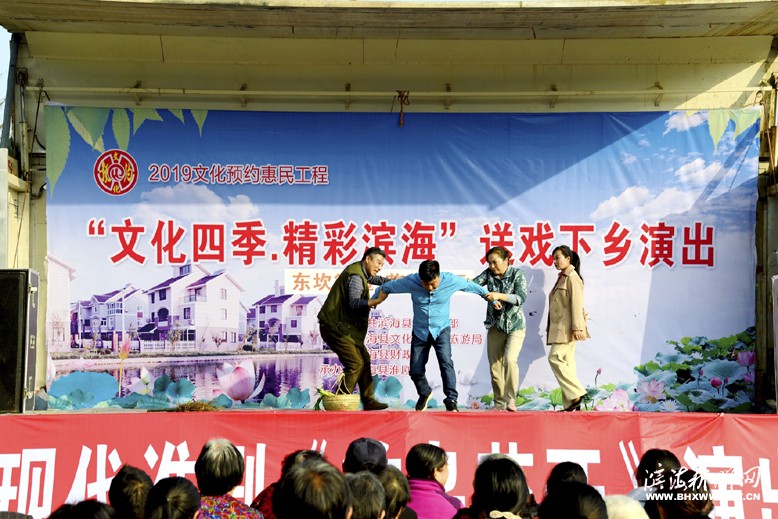 “文化四季，精彩濱?！彼蛻蛳锣l(xiāng)活動(dòng)走進(jìn)東坎街道花園社區(qū)