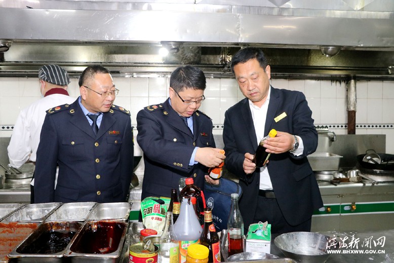縣市場(chǎng)監(jiān)管局工作人員檢查高考、中考期間餐飲服務(wù)安全監(jiān)管工作