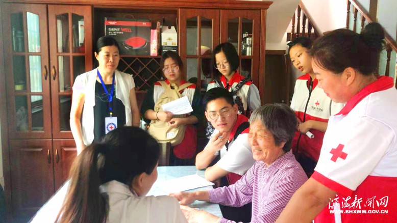 縣紅十字會走進(jìn)東坎街道新建社區(qū)