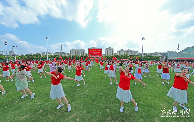 廣場(chǎng)舞愛好者齊聚縣體育中心和清水湖公園