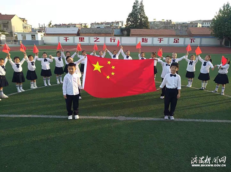 縣實(shí)驗(yàn)小學(xué)新建南路校區(qū)一年級(jí)開展“我與國(guó)旗合張影，我向祖國(guó)送祝?！敝黝}活動(dòng)