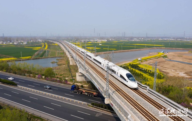 奔馳在濱海大地上的列車(chē)