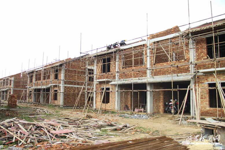 八灘鎮(zhèn)界山村農(nóng)民集中居住區(qū)二期建設(shè)現(xiàn)場(chǎng)