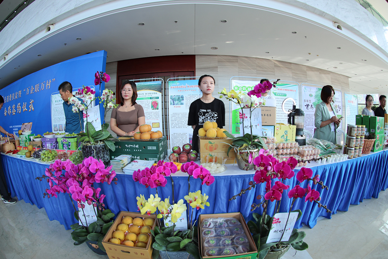 我縣消費(fèi)扶貧對(duì)接會(huì)特色農(nóng)產(chǎn)品展銷(xiāo)現(xiàn)場(chǎng)