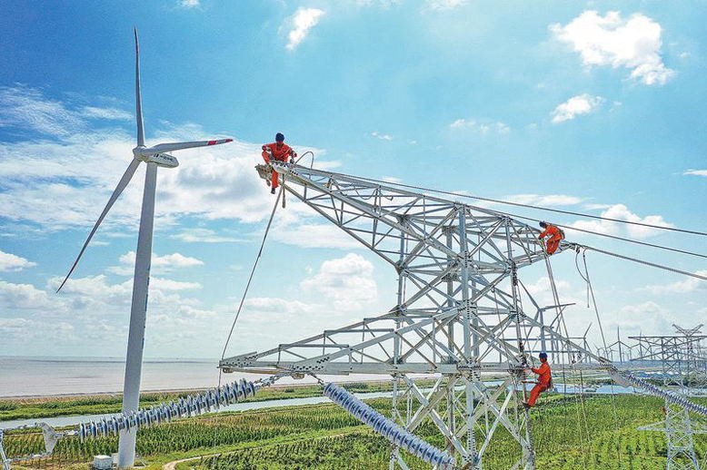 施工人員架設(shè)國(guó)家電投中電智慧海上風(fēng)力發(fā)電廠上網(wǎng)線路