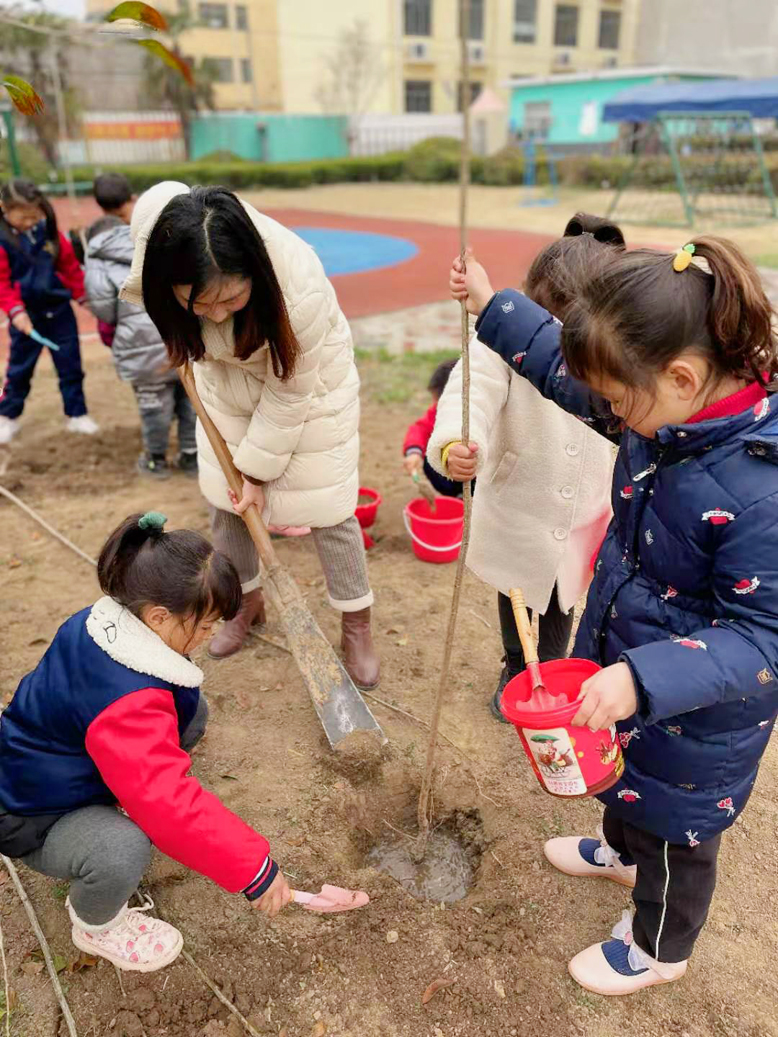 陳濤鎮(zhèn)幼兒園開展植樹節(jié)護(hù)綠活動
