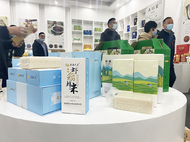 縣互聯網雙創(chuàng)基地電商農產品展示臺一角