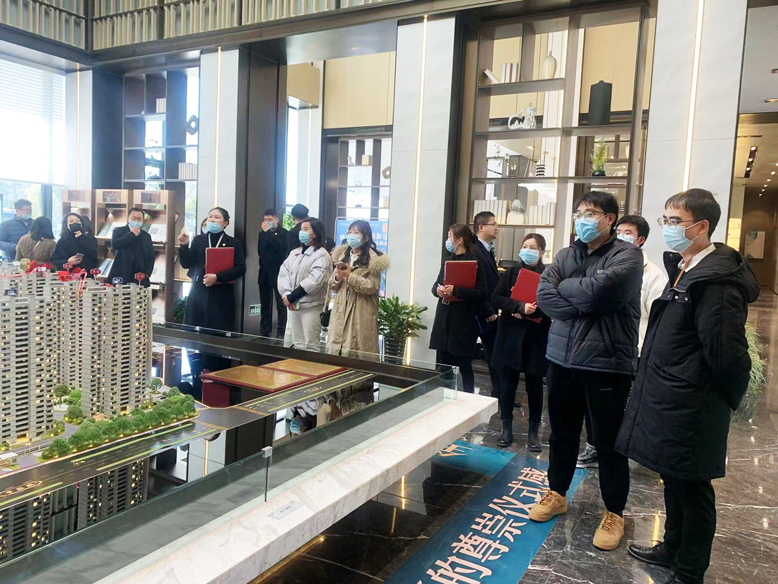 縣沿海工業(yè)園組織新入職的名校優(yōu)生和外地戶籍青年參觀縣房產超市和“桃李院”等樓盤