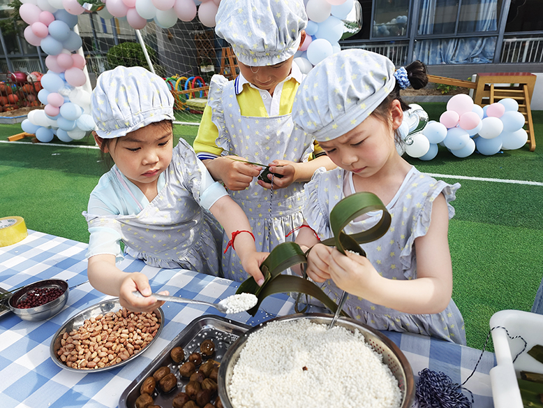 縣政府機(jī)關(guān)幼兒園人民路園區(qū)開(kāi)展“‘粽’情六一·童趣小孩節(jié)”系列活動(dòng)
