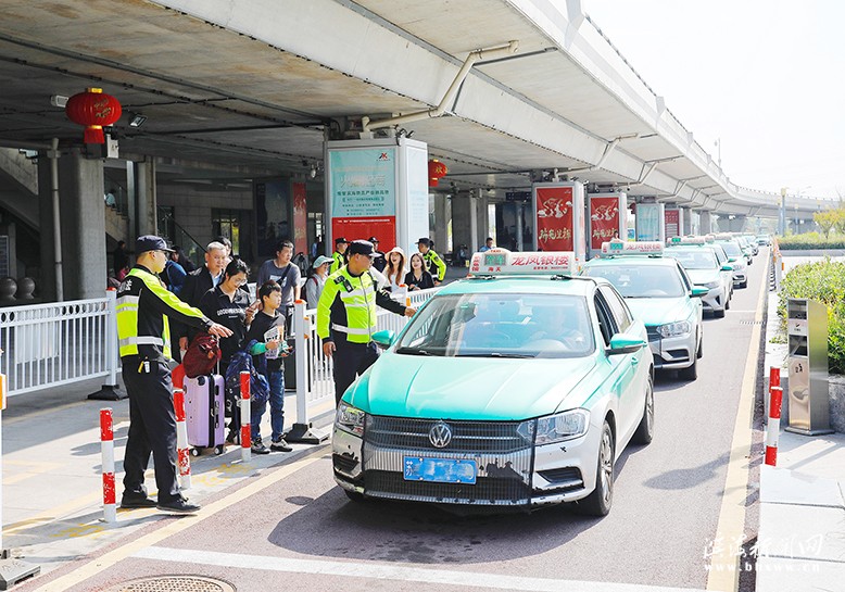 縣交通運輸綜合行政執(zhí)法大隊開展出租車市場經(jīng)營秩序?qū)ｍ椪涡袆?/><div></div></div><div   id="gzgzdarkjq2x"   class=