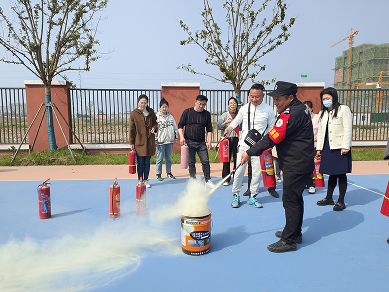 縣實(shí)驗(yàn)小學(xué)育才路校區(qū)開(kāi)展教職工滅火器使用實(shí)操演練活動(dòng)