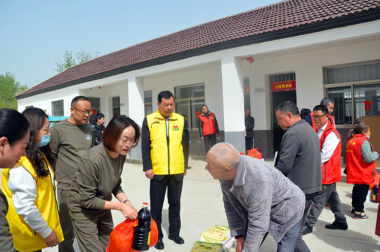界牌鎮(zhèn)組織志愿者到“殘疾人之家”開(kāi)展慰問(wèn)活動(dòng)