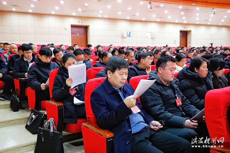 政協(xié)委員認(rèn)真聆聽大會報(bào)告