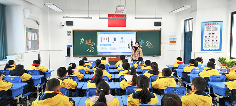 我縣各小學(xué)開展“交通安全知識進(jìn)校園”活動(dòng)
