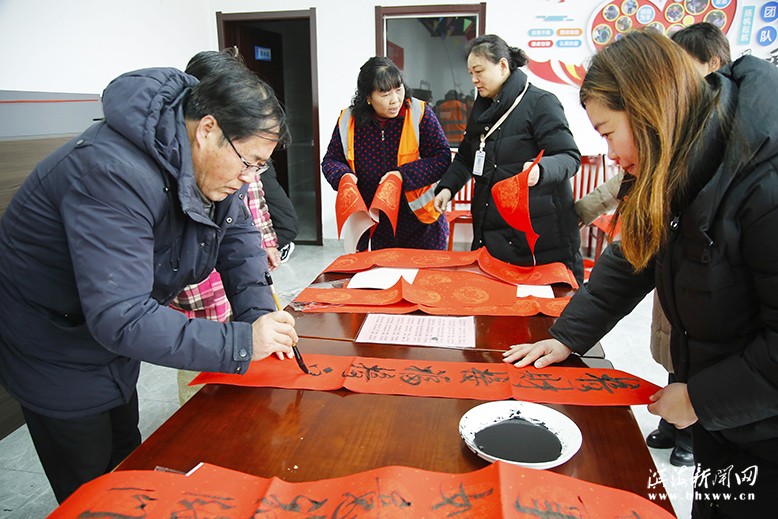“翰墨飄香迎新春，書(shū)寫(xiě)春聯(lián)送祝?！睍?shū)法惠民活動(dòng)