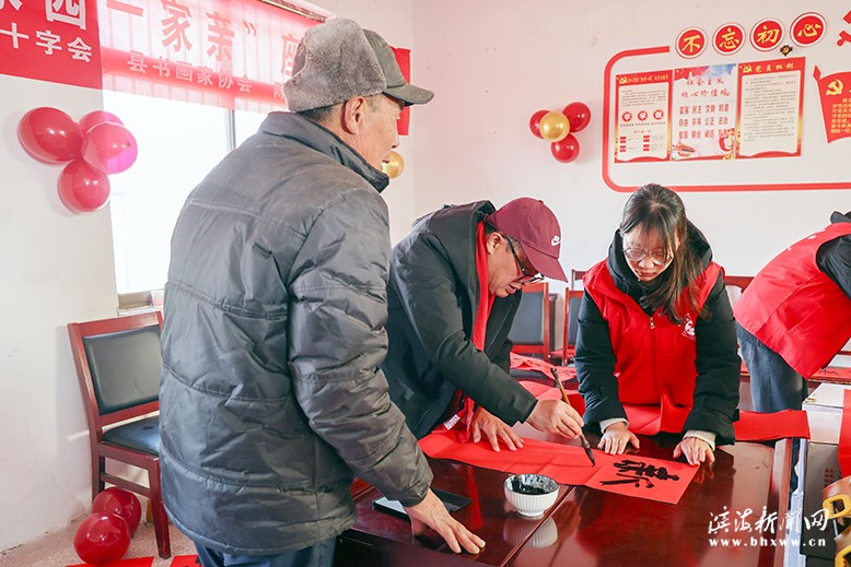 縣紅十字會(huì)組織到陳濤鎮(zhèn)六聯(lián)村開(kāi)展寫(xiě)春聯(lián)慰問(wèn)老黨員活動(dòng)
