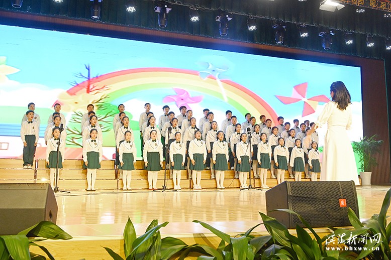 縣實(shí)驗(yàn)小學(xué)新建南路校區(qū)舉辦主題為“陽光下成長(zhǎng)”的合唱比賽