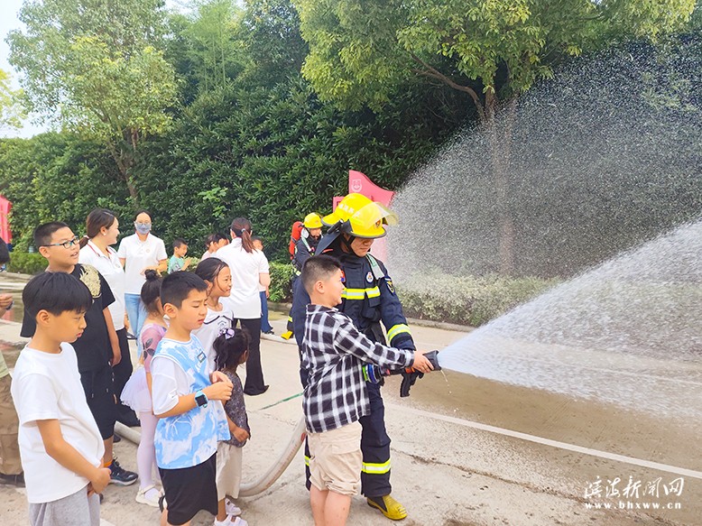 “七彩的夏日——‘童’行消防站，致敬火焰藍”研學(xué)活動