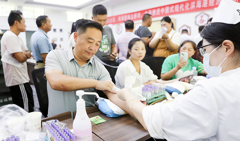 縣沿海工業(yè)園組織職工開(kāi)展無(wú)償獻(xiàn)血活動(dòng)